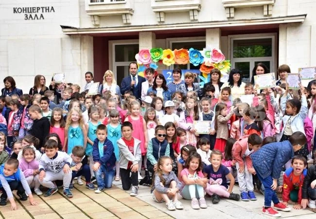 Децата на Враца рисуваха азбуката
