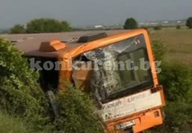 (ВИДЕО) ТИР обърна автобус на АМ\