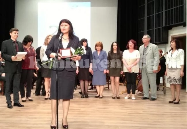 Голямо признание за математическата гимназия във Враца СНИМКИ