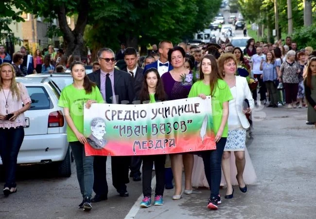 Абитуриенти оживиха и украсиха Мездра СНИМКИ