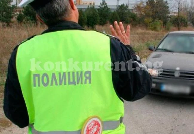 Пиян шофьор подхвърли 50 лв. на полицаи