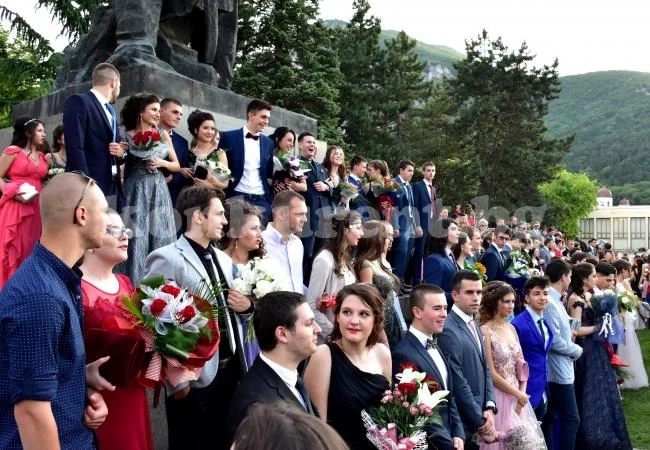 СНИМКИ Абитуриентите от Математическата гимназия дефилираха във Враца
