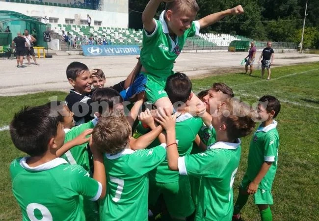 Ботев триумфира и във \