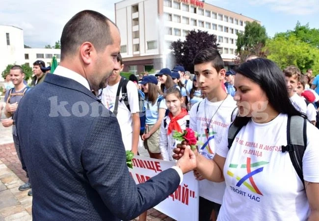 СНИМКИ Над 1 100 походници тръгват по стъпките на Ботевата чета