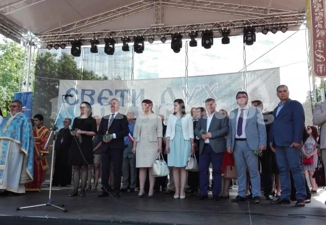 На Свети Дух пуснаха 51 бели гълъба в небето над Монтана