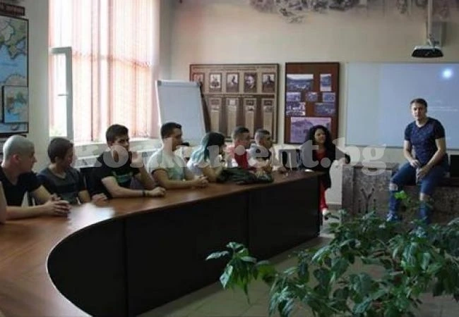 ТВ звезда се срещна с тийнейджъри от наше школо