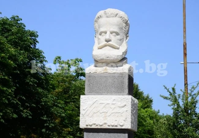 Общината почисти паметници във Видин