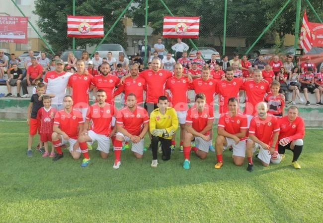 ЧЧ Радецки натупа Вековна дружина в мега дерби, оцветено в жълто и червено