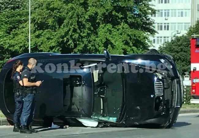 Мощен джип е преобърнат, шофьорът избягал, полицията го издирва!