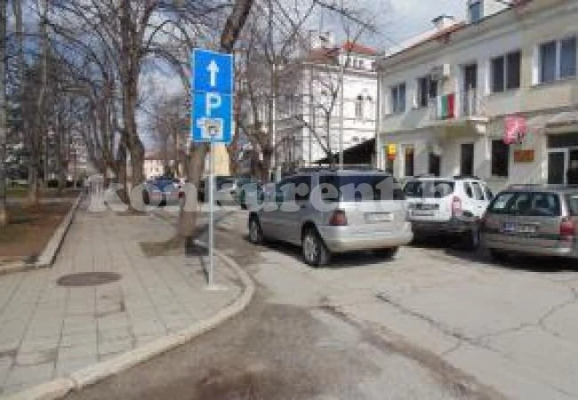 Ограничават достъпа около площад „Христо Ботев“