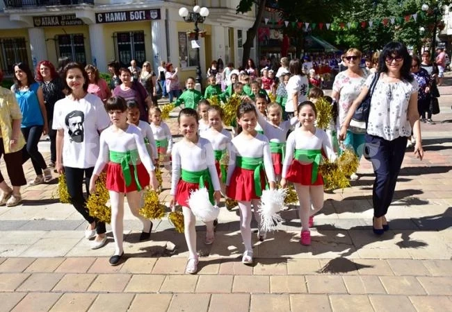 Празнично шествие на мажоретки украси Враца СНИМКИ