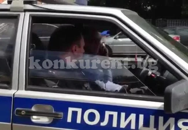 Задържаха учител - педофил, развявал над 20 г. гениталиите си от балкона