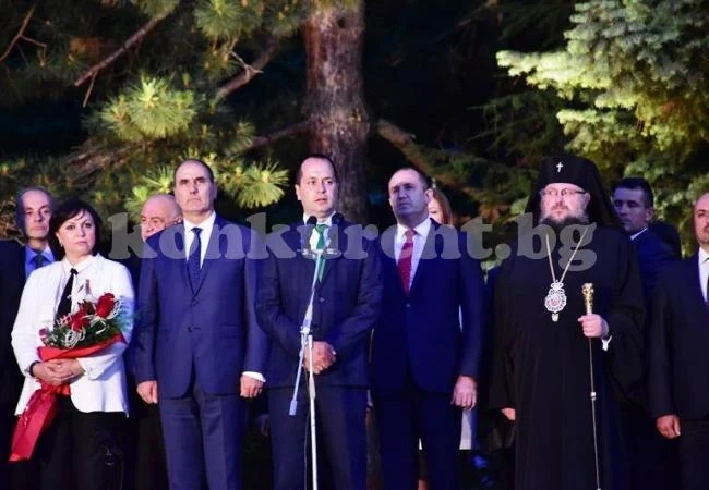 Кмет и президент със силни послания пред паметника на Войводата