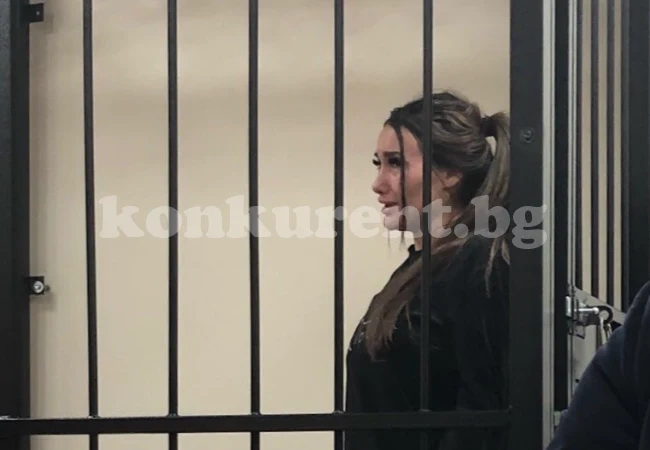 Вкараха в ареста сексапилната моделка, която предложи на катаджия секс вместо глоба (СНИМКИ/ВИДЕО 18+)