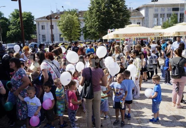 С богата програма бе отбелязан 1 юни в Мездра СНИМКИ