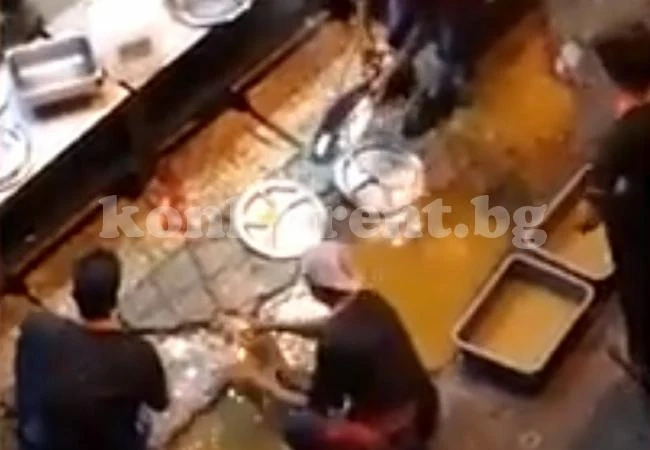 Заснеха как от престижен ресторант мият чиниите си в локва (ВИДЕО)