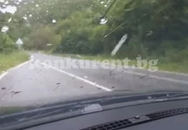 Градушка удари коли и камиони по пътя за