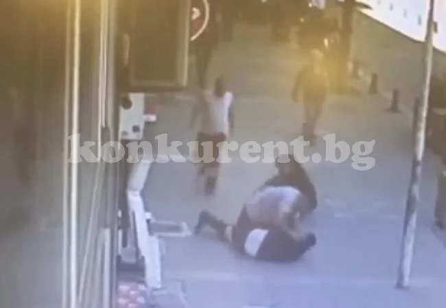 Минувач с удар с глава трупяса побеснял мъж, който пребиваше съпругата си на улицата (ВИДЕО)