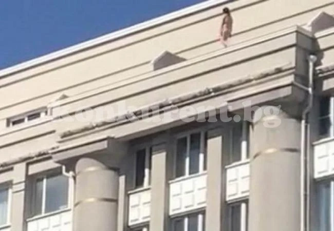Чисто гола девойка се разходи по покрив посред бял ден (СНИМКИ/ВИДЕО 18+)