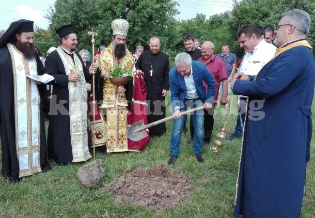Направиха първа копка на храм в Долна Рикса