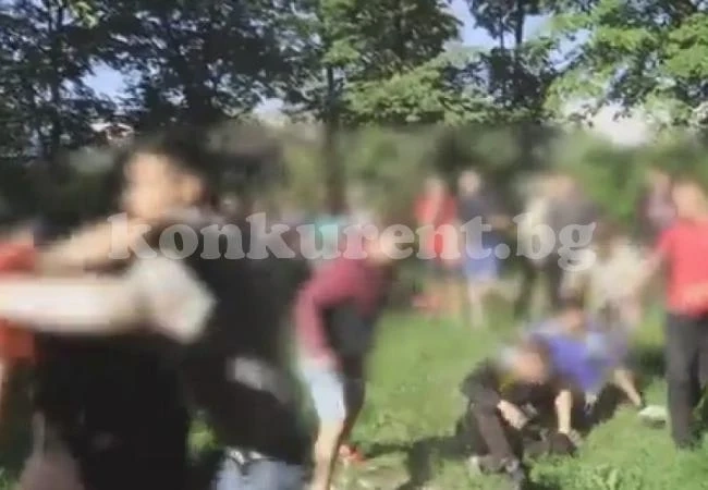 Ученици организираха кървави боеве без правила в парк (ВИДЕО)