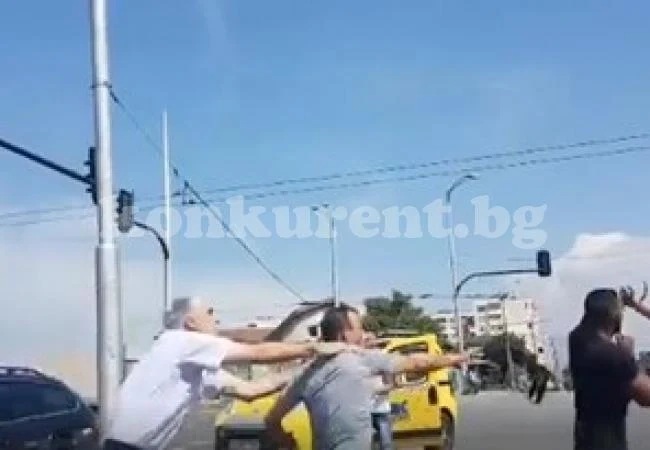 Пребитият шофьор: Спирам на светофар и виждам как полудял кон препуска срещу нас (Видео)