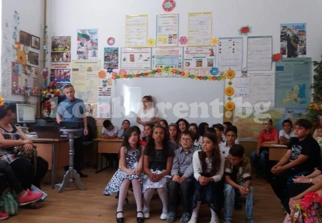 Изпратиха с торта четвъртокласници СНИМКИ