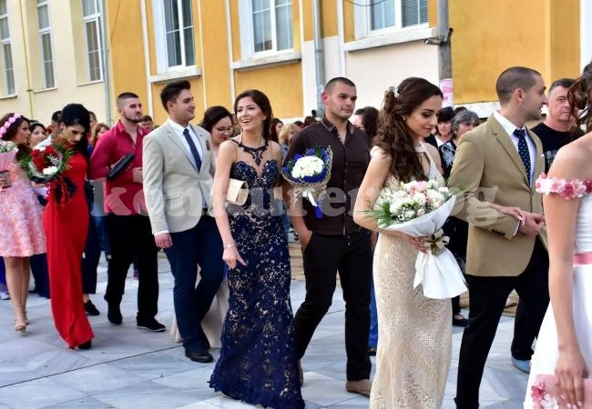 Гласувайте за фаворита си в „Game of Proms“