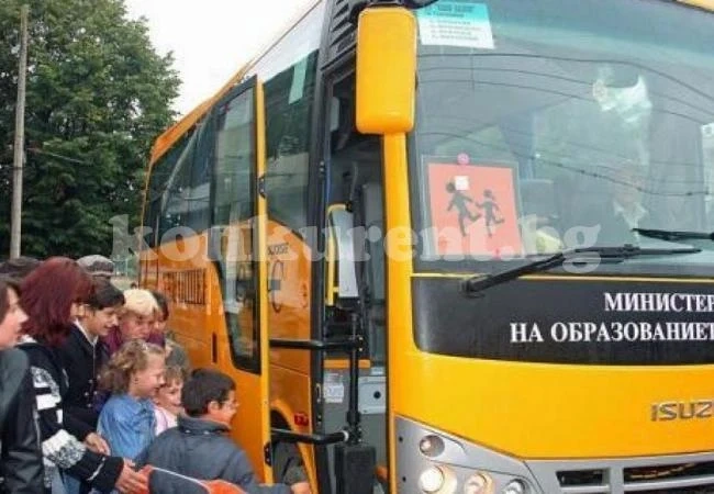 Школски автобуси возят с напукани стъкла и стари гуми