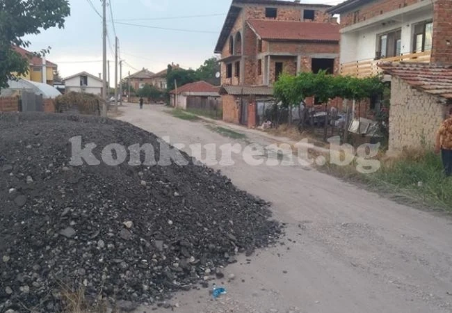 (СНИМКИ) Бой за стария асфалт от магистрала \