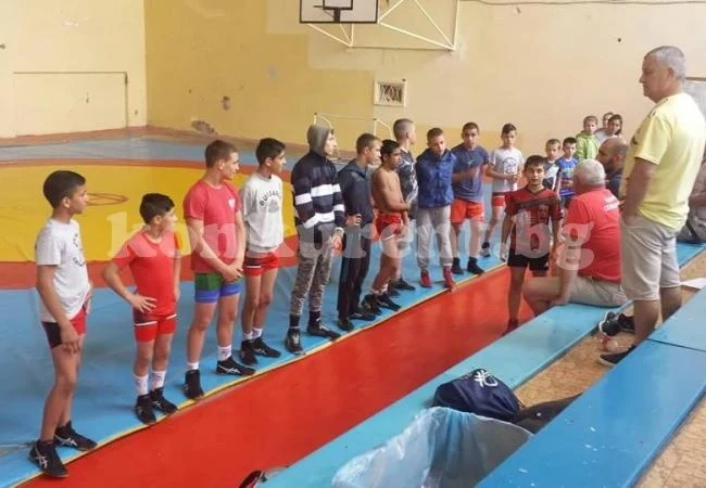 Борци от 3 клуба напълниха зала \