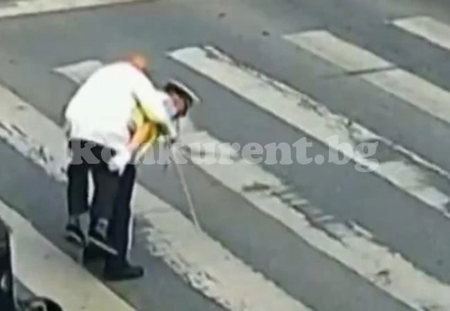 Полицай пренесе на гърба си възрастен човек през кръстовище