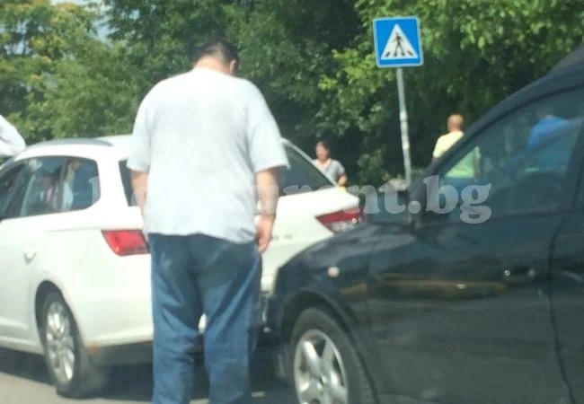Шофьори направиха огромно задръстване с лека катастрофа СНИМКИ
