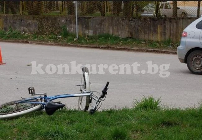 Велосипедист се заби в автомобил