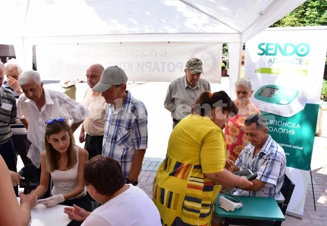 Опашки се вият пред пункта за безплатни прегледи в центъра на Враца