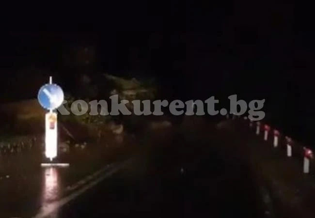 Свлачище затвори пътя за Рилския манастир