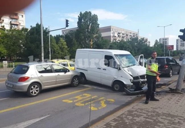 Бус и кола се удариха на натоварен булевард (СНИМКА)