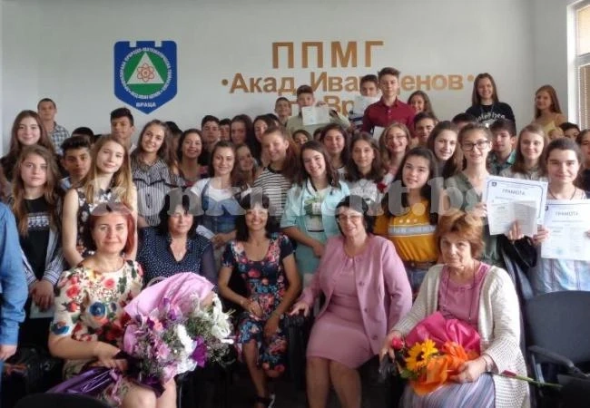 Седмокласници от ППМГ – Враца получиха свидетелство за основно образование