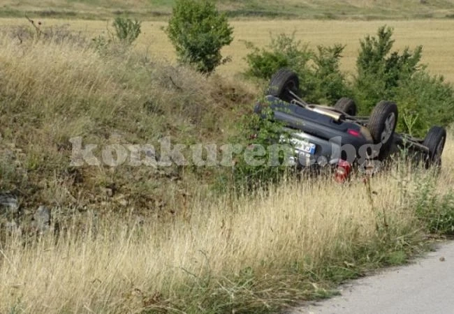 Джип се обърна по таван на пътя край...