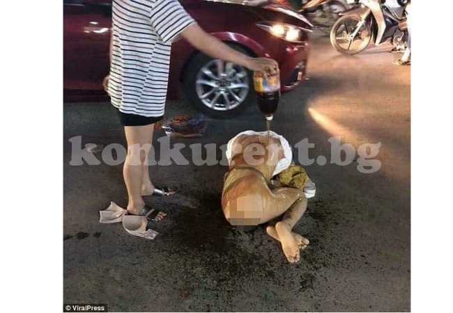 Ревнива съпруга наказа любовницата на мъжа си, като я съблече чисто гола и я намаза с парещ сос (СНИМКИ)