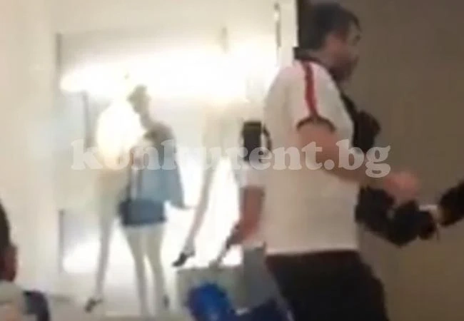 Мъж извади нож и нападна охраната в софийски мол (видео)