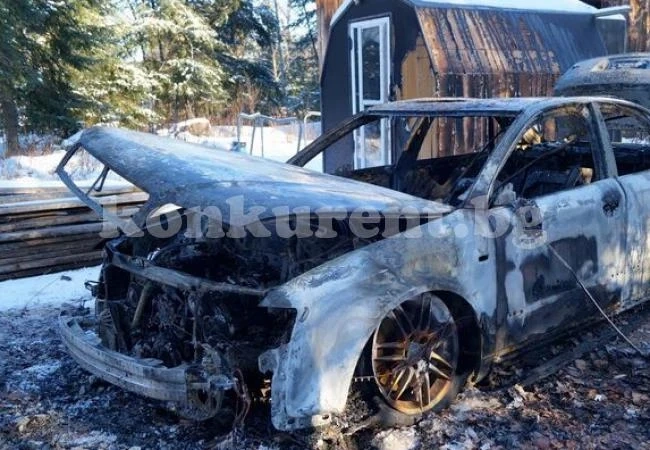 Изгоря „Ауди“ в частен двор