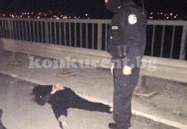 Задържаха шофьор с канабис