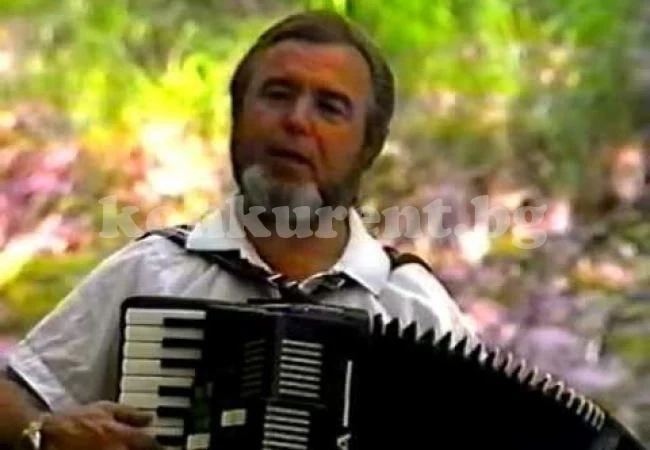 Хисарският поп пее на събора в Липница