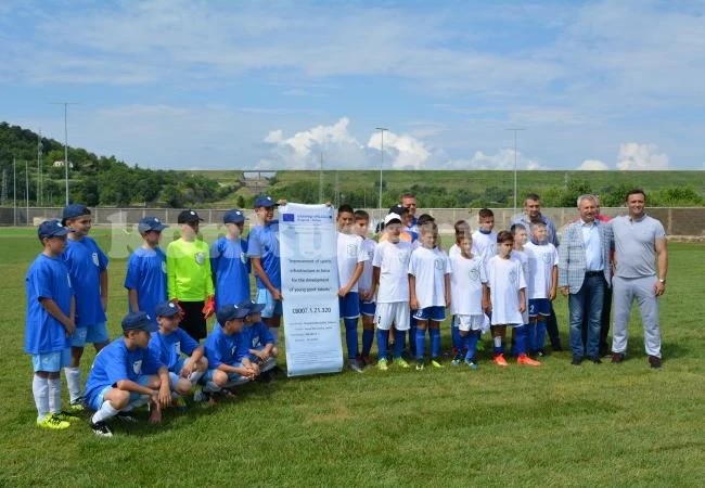 Откриха футболни терени в Монтана с международен турнир