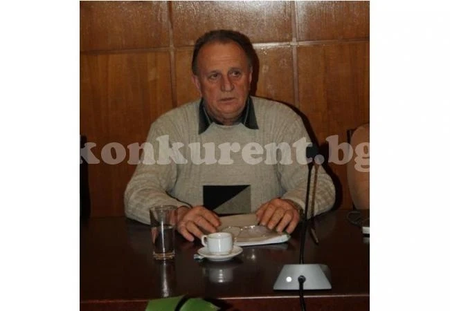 Усмивки от старите ФУТБОЛНИ ленти: Георги Петков заковал на скамейката Къчовски