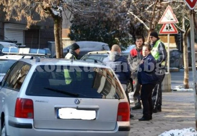 Подивял шофьор плюе и удря майка и дъщеря заради забележка