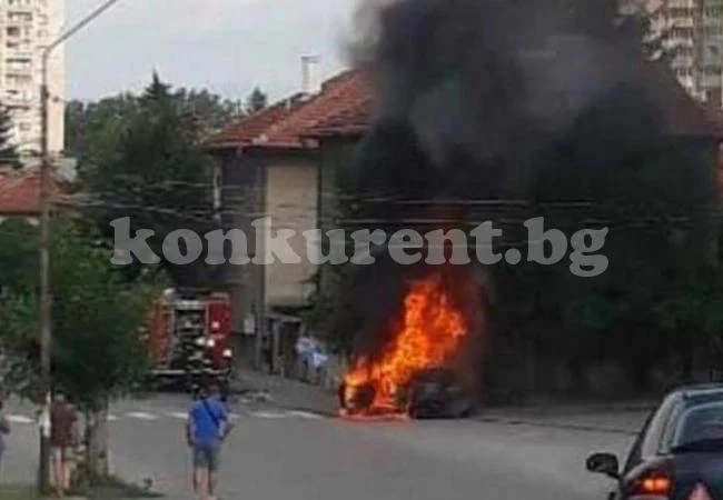 16-годишен удари колата на баща си в стълб и тя изгоря (СНИМКИ)