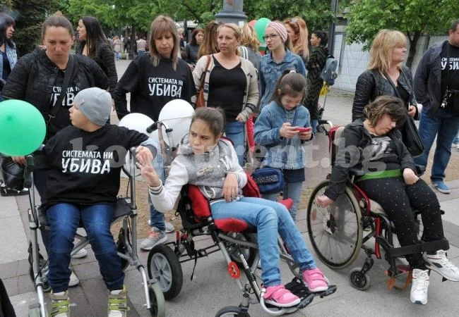 Майки разпъват палатки и във Враца