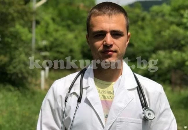 Млад лекар се грижи за възрастни хора в Северозапада
